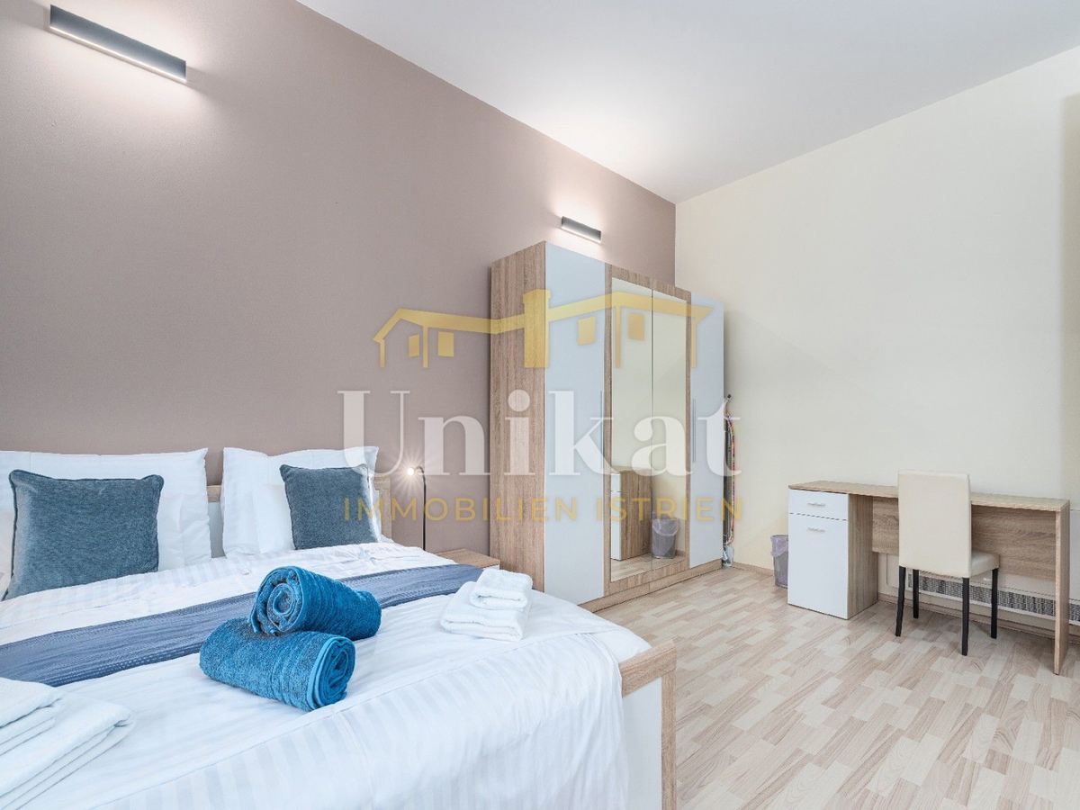 Villa moderna con piscina interna ed esterna